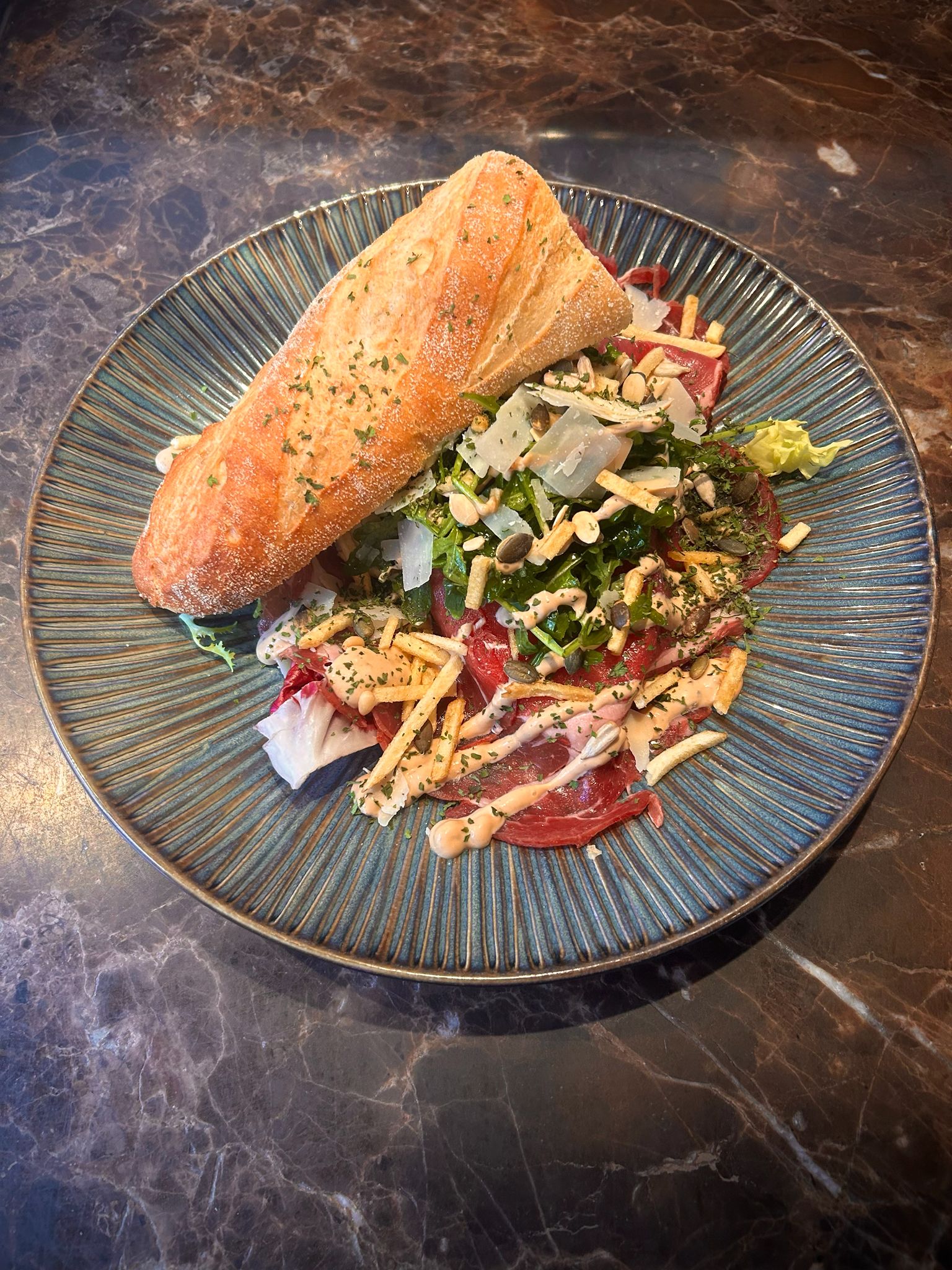 Broodje ribeye met carpaccio en frietjes
