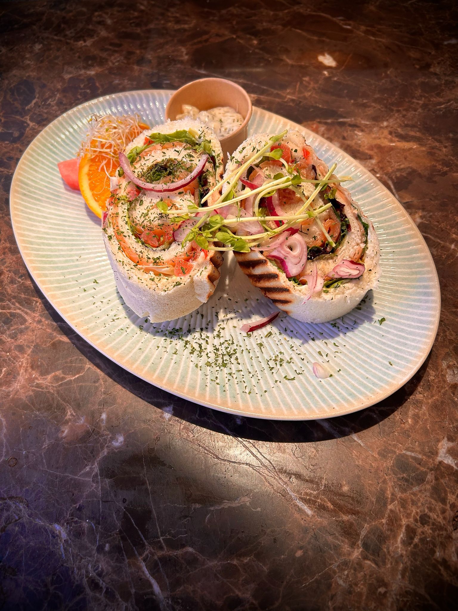 Sandwich zalm ingerold met verse kruiden