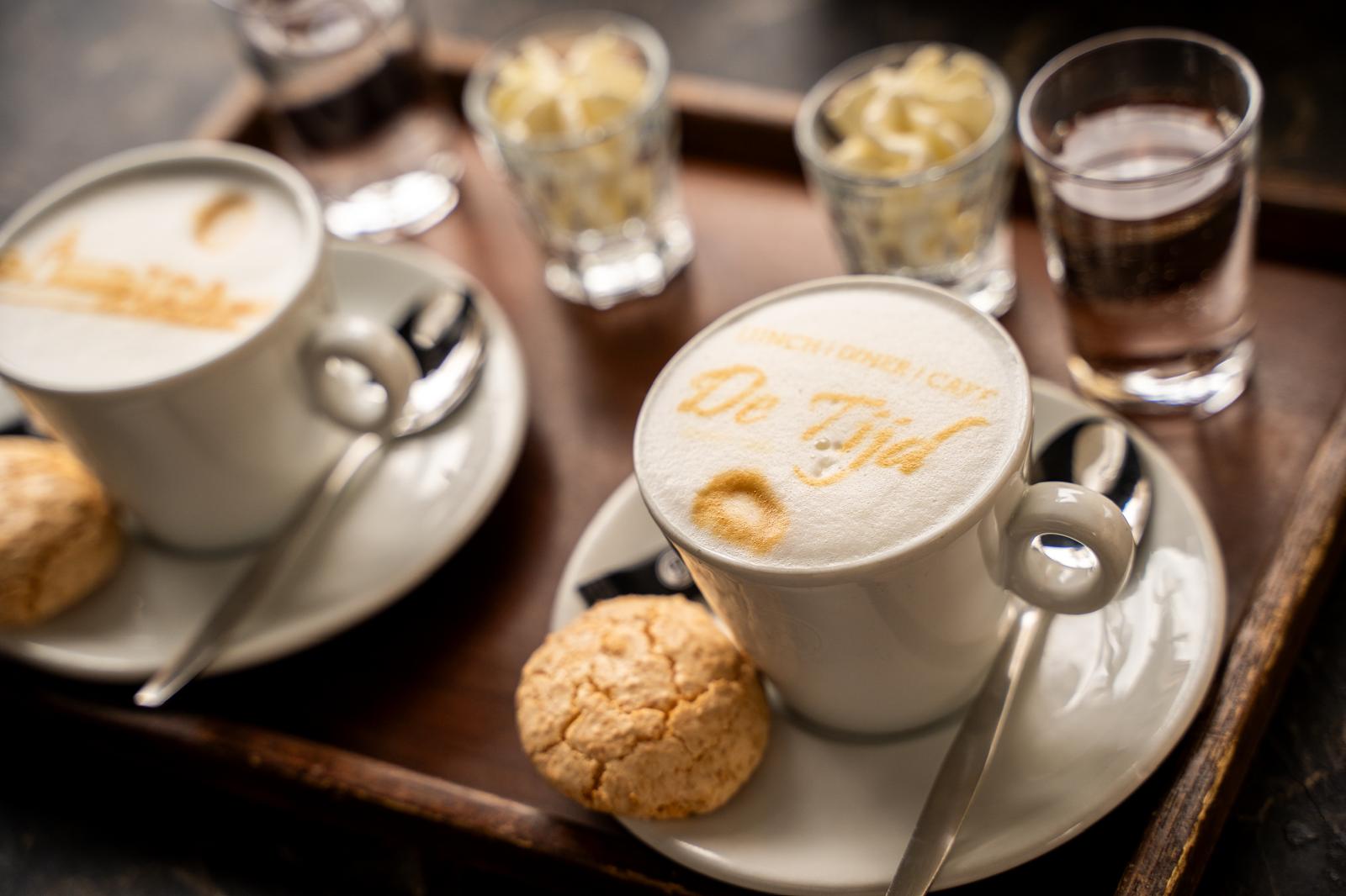 Cappuccino met De Tijd latte art en kokosmakroon