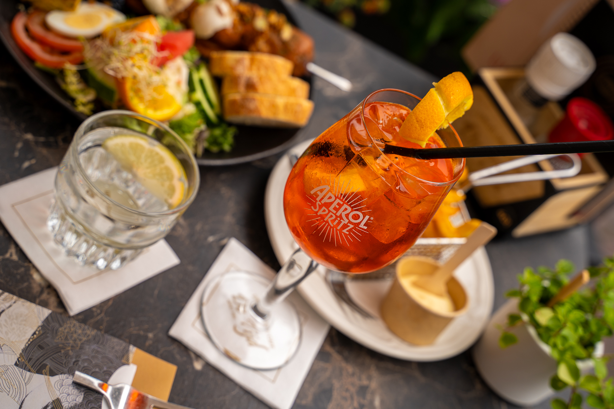 Aperol Spritz met salade bij Café de Tijd
